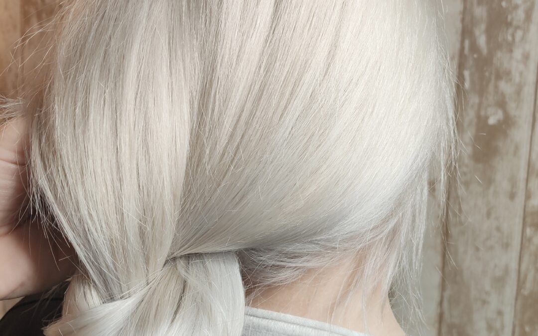 🌼¿Sabes todo lo que tienes que hacer para lucir un cabello blanco?🌼